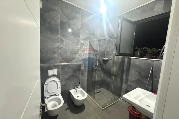 Shtepi ne shitje Apartament ne Tirane, 2+1, Mobilimi E mobiluar, Pagesa 179,000  Euro.