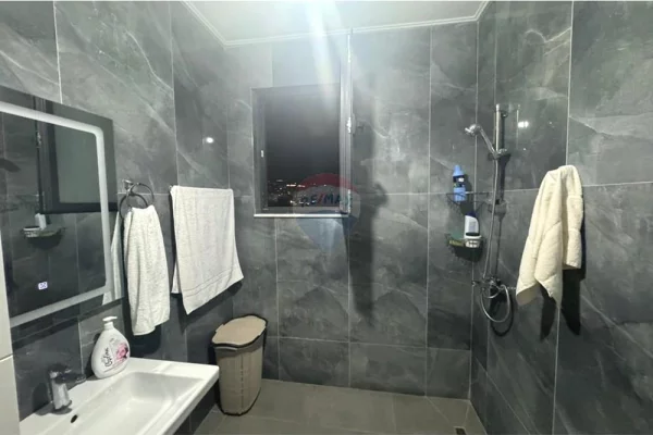 Shtepi ne shitje Apartament ne Tirane, 2+1, Mobilimi E mobiluar, Pagesa 179,000  Euro.