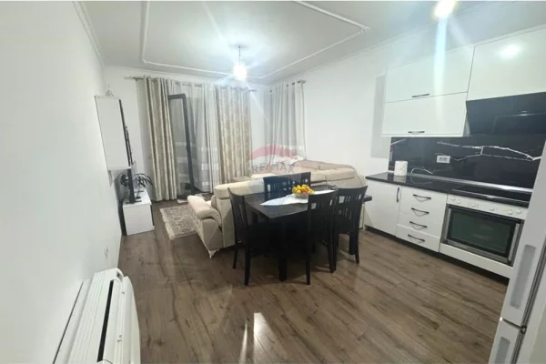 Shtepi ne shitje Apartament ne Tirane, 2+1, Mobilimi E mobiluar, Pagesa 179,000  Euro.