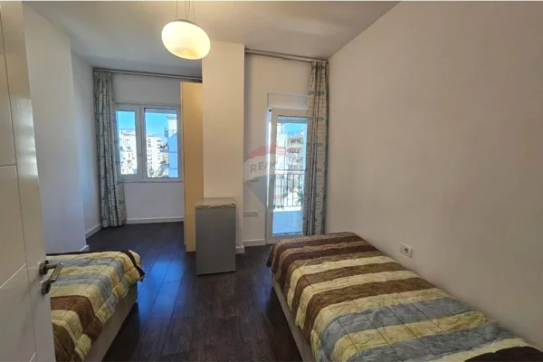 Shtepi ne shitje Apartament ne Tirane, 2+1, Mobilimi E mobiluar, Pagesa 180,000  Euro.