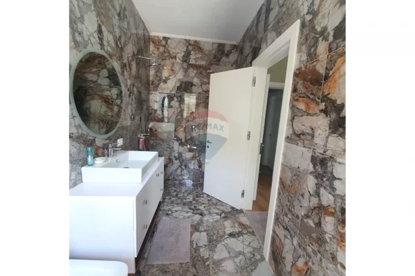 Shtepi ne shitje Apartament ne Tirane, 2+1, Mobilimi E mobiluar, Pagesa 255,000  Euro.