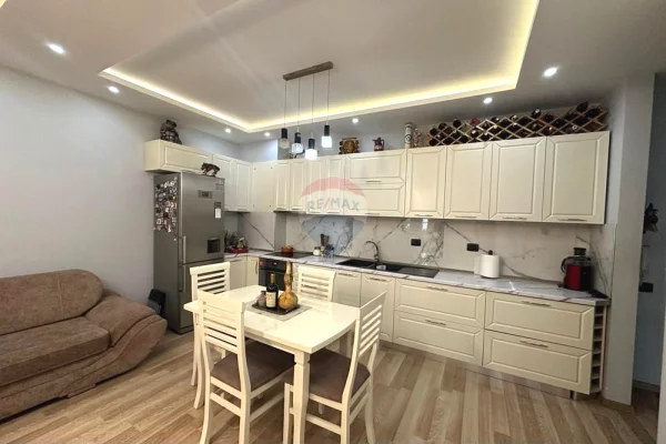 Shtepi ne shitje Apartament ne Tirane, 2+1, Mobilimi E mobiluar, Pagesa 120,000  Euro.