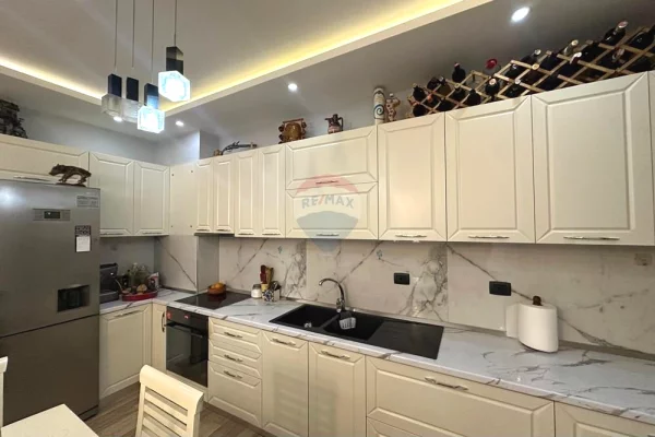 Shtepi ne shitje Apartament ne Tirane, 2+1, Mobilimi E mobiluar, Pagesa 120,000  Euro.