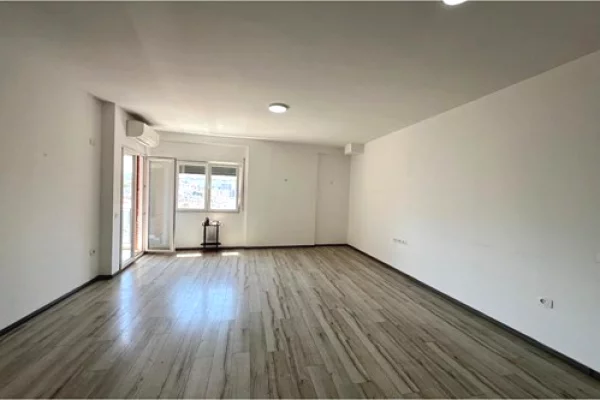 Shtepi ne shitje Apartament ne Tirane, 3+1, Mobilimi Pjeserisht e mobiluar, Pagesa 235,000  Euro.