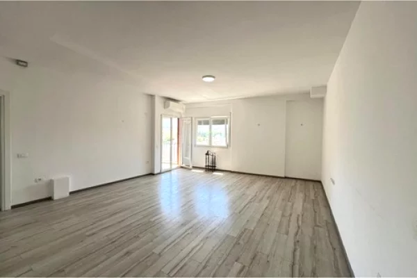 Shtepi ne shitje Apartament ne Tirane, 3+1, Mobilimi Pjeserisht e mobiluar, Pagesa 235,000  Euro.