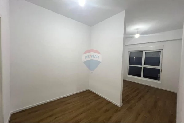 Shtepi ne shitje Apartament ne Tirane, 2+1, Mobilimi Pjeserisht e mobiluar, Pagesa 132,000  Euro.