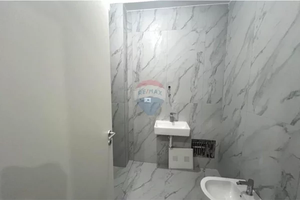 Shtepi ne shitje Apartament ne Tirane, 2+1, Mobilimi Pjeserisht e mobiluar, Pagesa 132,000  Euro.