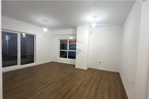 Shtepi ne shitje Apartament ne Tirane, 2+1, Mobilimi Pjeserisht e mobiluar, Pagesa 135,000  Euro.