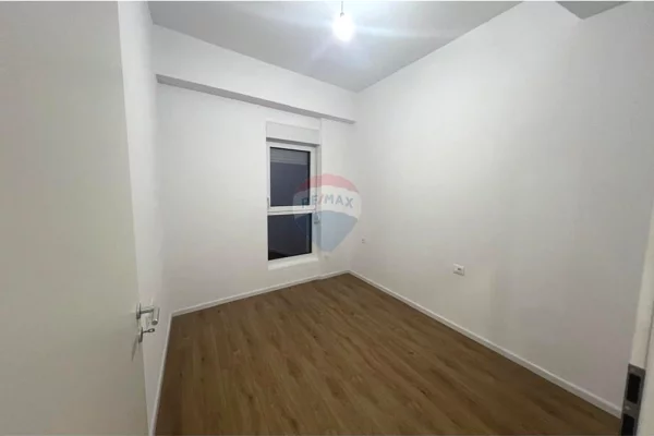 Shtepi ne shitje Apartament ne Tirane, 2+1, Mobilimi Pjeserisht e mobiluar, Pagesa 135,000  Euro.