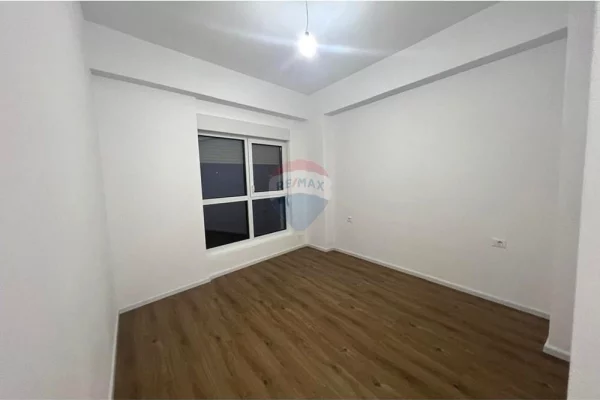 Shtepi ne shitje Apartament ne Tirane, 2+1, Mobilimi Pjeserisht e mobiluar, Pagesa 135,000  Euro.