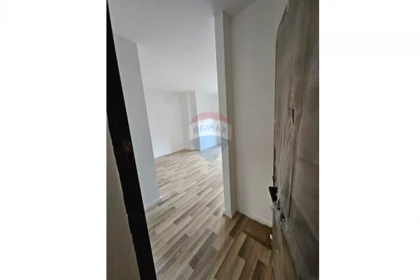 Shtepi ne shitje Apartament ne Tirane, Garsoniere, Mobilimi Pjeserisht e mobiluar, Pagesa 95,000  Euro.