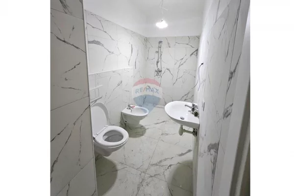 Shtepi ne shitje Apartament ne Tirane, Garsoniere, Mobilimi Pjeserisht e mobiluar, Pagesa 95,000  Euro.