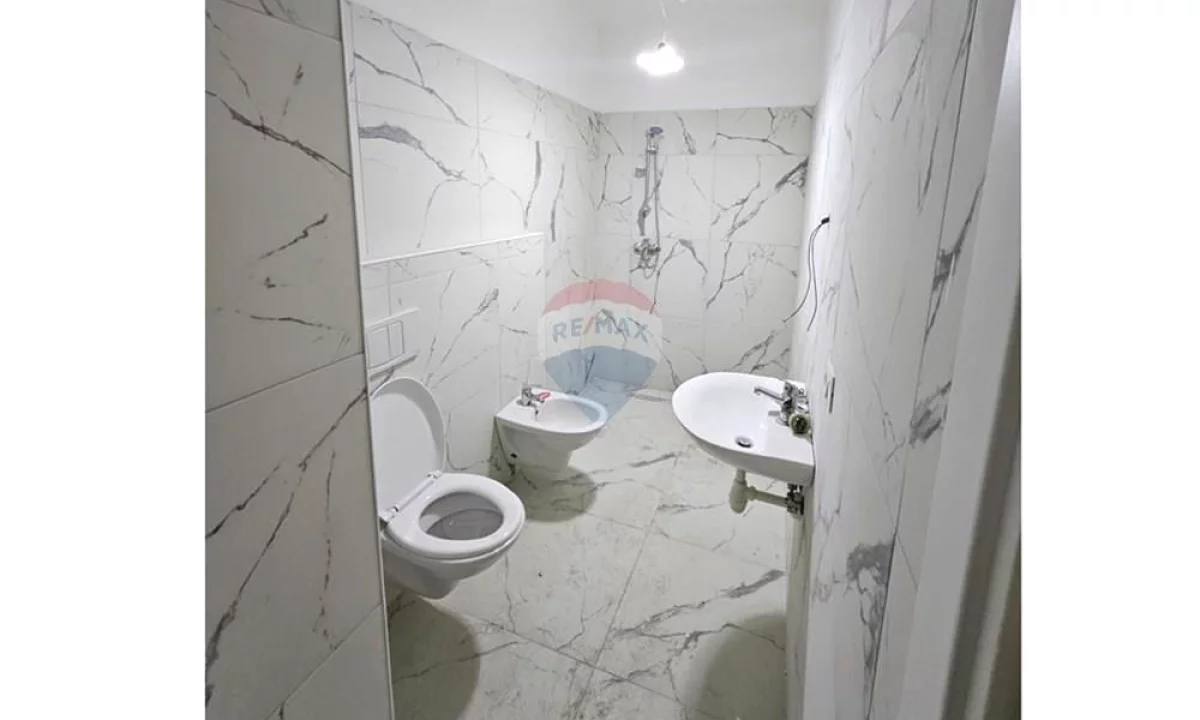 Shtepi ne shitje Apartament ne Tirane, Garsoniere, Mobilimi Pjeserisht e mobiluar, Pagesa 95,000  Euro.