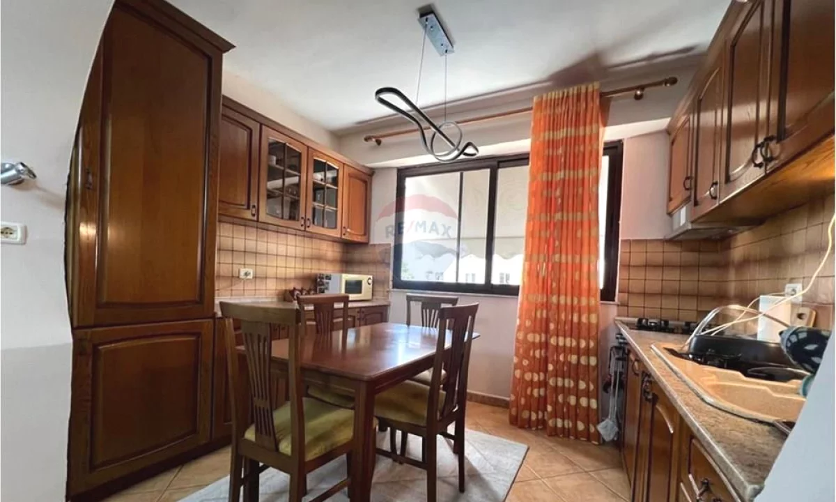 Shtepi me qera Apartament ne Tirane, 2+1, Mobilimi E mobiluar, Pagesa 700  Euro.