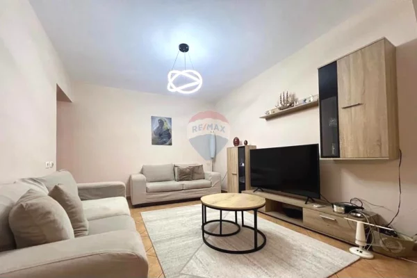 Shtepi me qera Apartament ne Tirane, 2+1, Mobilimi E mobiluar, Pagesa 700  Euro.