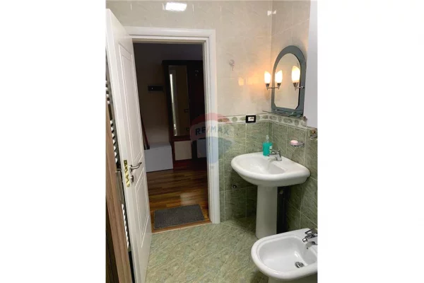 Shtepi me qera Apartament ne Tirane, 2+1, Mobilimi E mobiluar, Pagesa 720  Euro.