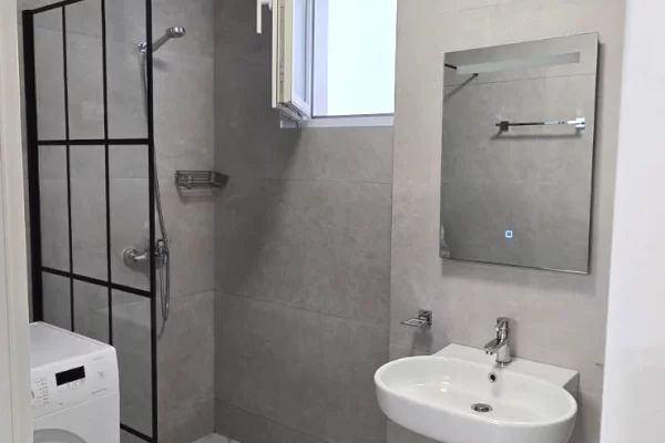 Shtepi me qera Apartament ne Tirane, 2+1, Mobilimi E mobiluar, Pagesa 60,000  Leke.