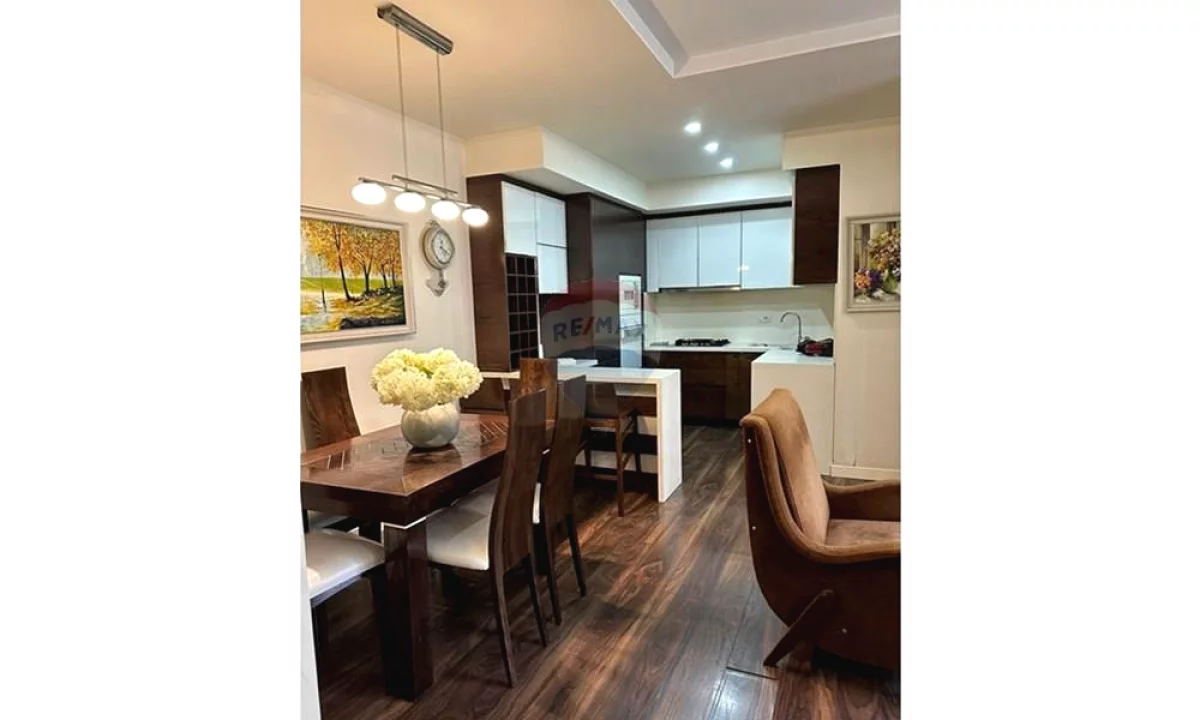 Shtepi me qera Apartament ne Tirane, 3+1, Mobilimi E mobiluar, Pagesa 1,000  Euro.