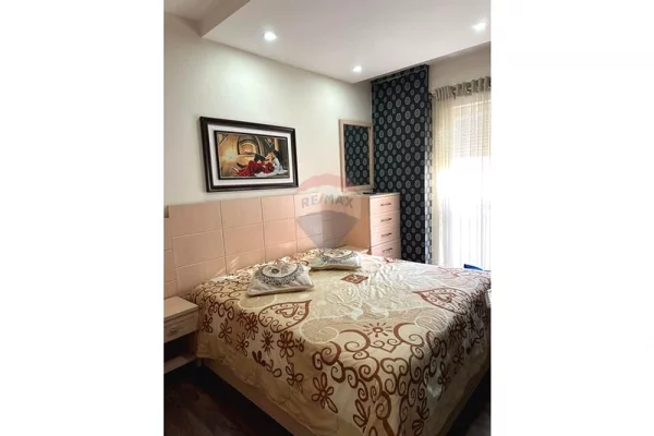 Shtepi me qera Apartament ne Tirane, 3+1, Mobilimi E mobiluar, Pagesa 1,000  Euro.