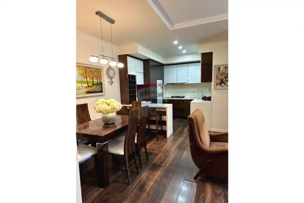 Shtepi me qera Apartament ne Tirane, 3+1, Mobilimi E mobiluar, Pagesa 1,000  Euro.