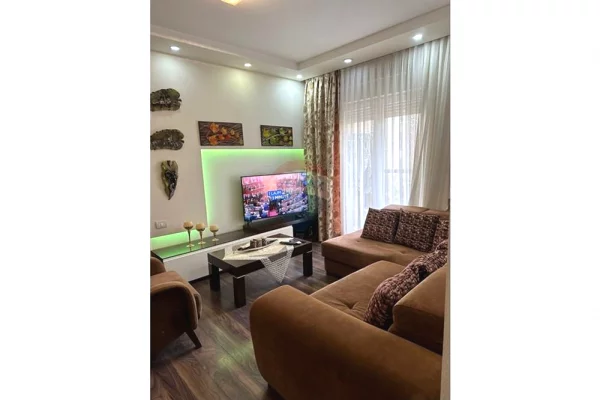 Shtepi me qera Apartament ne Tirane, 3+1, Mobilimi E mobiluar, Pagesa 1,000  Euro.