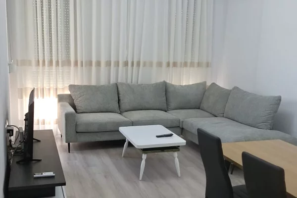 Shtepi me qera Apartament ne Tirane, 2+1, Mobilimi E mobiluar, Pagesa 450  Euro.