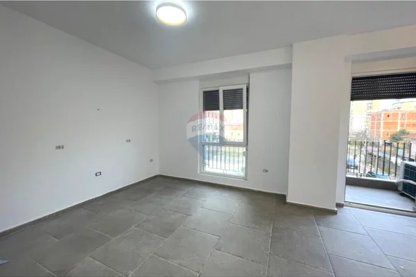 Ambient biznesi me qera 3+1 ne Tirane - 80,000 Leke