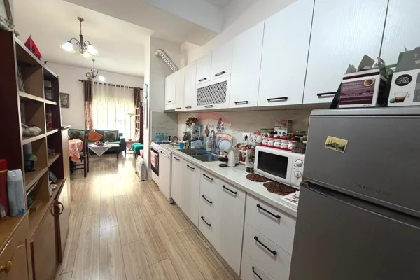 Shtepi ne shitje Apartament ne Tirane, 2+1, Mobilimi E mobiluar, Pagesa 145,000  Euro.