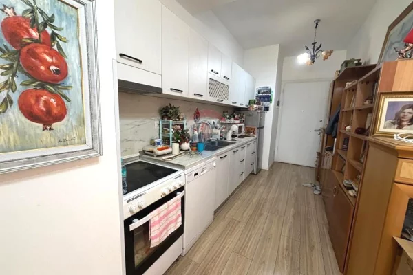 Shtepi ne shitje Apartament ne Tirane, 2+1, Mobilimi E mobiluar, Pagesa 145,000  Euro.
