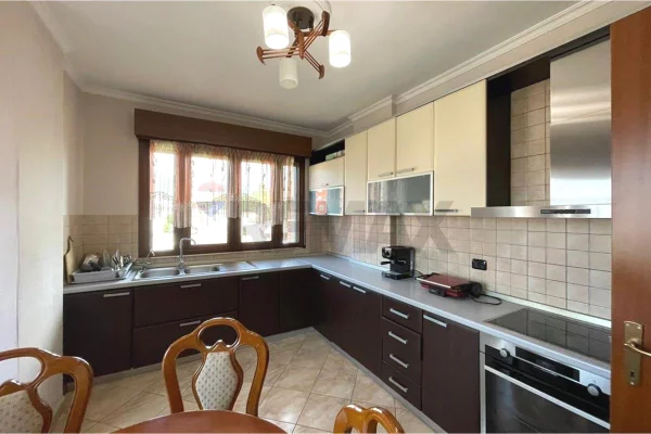 Shtepi ne shitje Apartament ne Tirane, 2+1, Mobilimi E mobiluar, Pagesa 227,000  Euro.