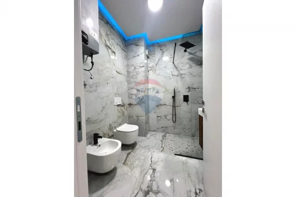 Shtepi me qera Apartament ne Tirane, 2+1, Mobilimi E mobiluar, Pagesa 1,300  Euro.