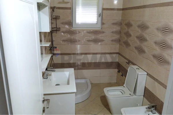 Shtepi me qera Shtepi Private ne Tirane, 3+1, Mobilimi E mobiluar, Pagesa 700  Euro.