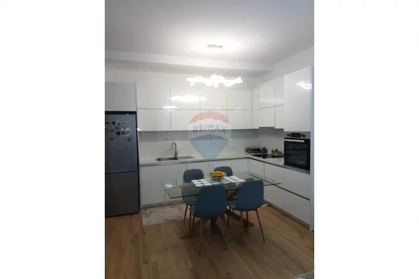Shtepi me qera Apartament ne Tirane, 2+1, Mobilimi E mobiluar, Pagesa 650  Euro.