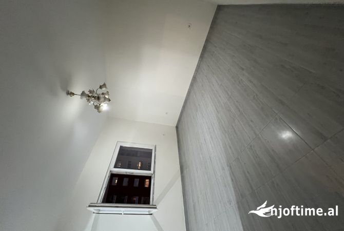 Ambiente Commerciale in Affitto 3+1 a Tirana - 2,500 Euro