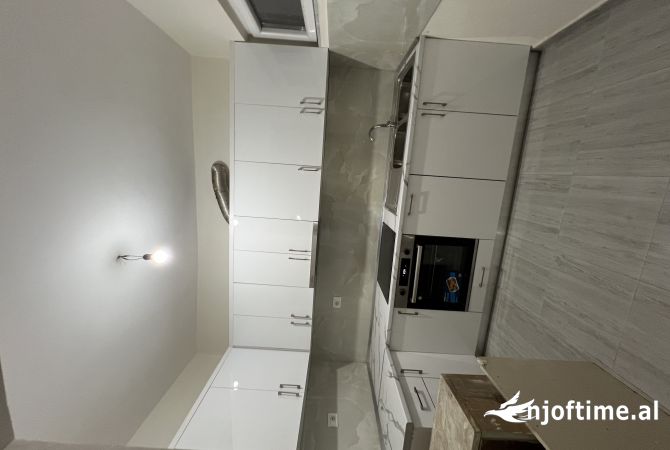 Ambiente Commerciale in Affitto 3+1 a Tirana - 2,500 Euro