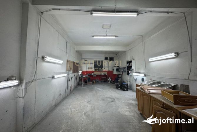Ambiente Commerciale in Affitto 6+1 a Tirana - 1,300 Euro