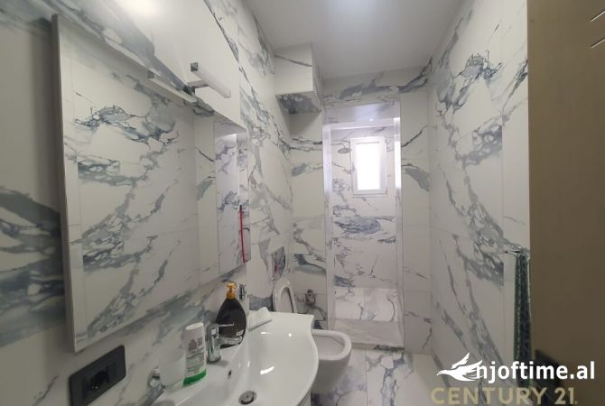 Jepet me Qira per Biznes prane 21 Dhjetorit, Tirane