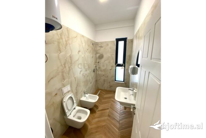 Jepet me qera 2+1 per zyra te Square 21, Rruga e Kavajes, Tirane