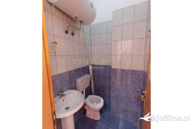 Ambiente Commerciale in Affitto 1+1 a Tirana - 300 Euro