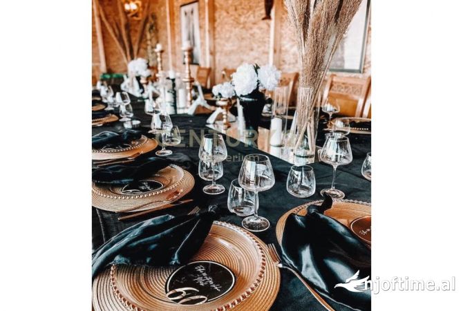 Ambiente Commerciale in Affitto 5+1 a Tirana - 12,000 Euro