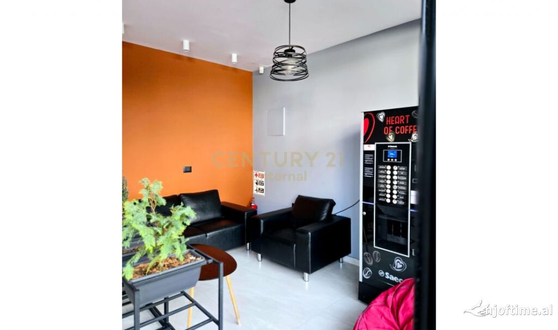 Zyre per qera tek Ish kompleksi dinamo.  Tirana, Albania