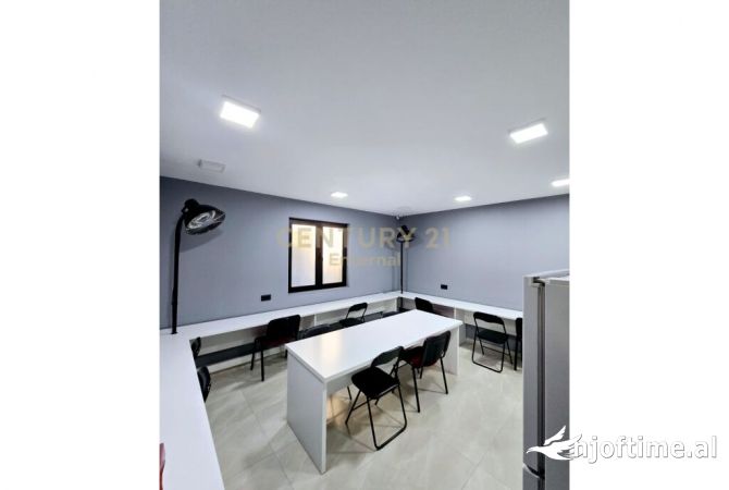 Zyre per qera tek Ish kompleksi dinamo.  Tirana, Albania