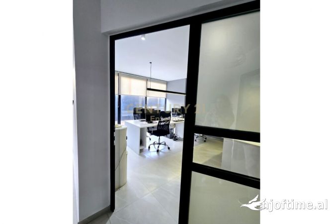 Zyre per qera tek Ish kompleksi dinamo.  Tirana, Albania