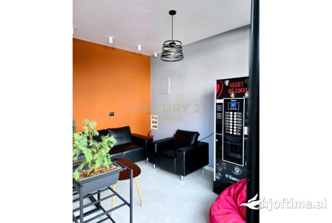 Ambiente Commerciale in Affitto 3+1 a Tirana - 1,000 Euro