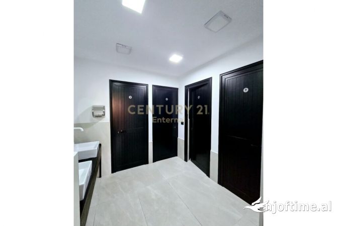 Zyre per qera tek Ish kompleksi dinamo.  Tirana, Albania