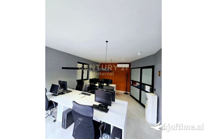 Ambiente Commerciale in Affitto 3+1 a Tirana - 1,000 Euro