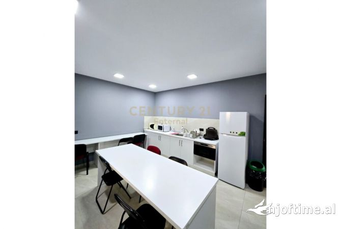 Zyre per qera tek Ish kompleksi dinamo.  Tirana, Albania