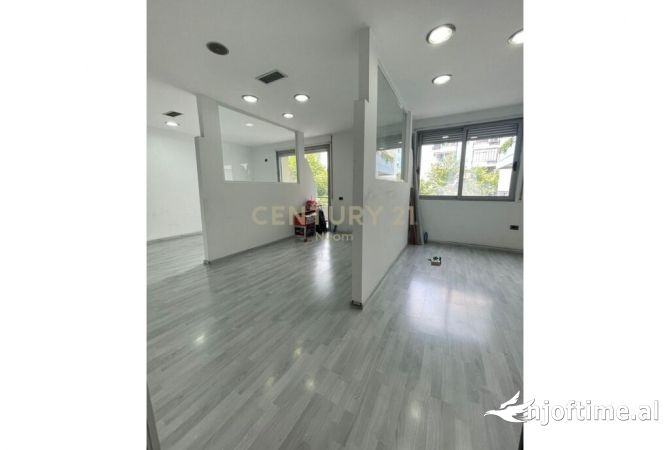 Ambiente Commerciale in Affitto 3+1 a Tirana - 1,000 Euro