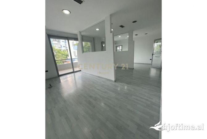 Ambiente Commerciale in Affitto 3+1 a Tirana - 1,000 Euro