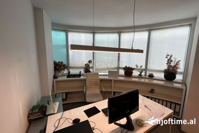 Ambiente Commerciale in Affitto 3+1 a Tirana - 800 Euro